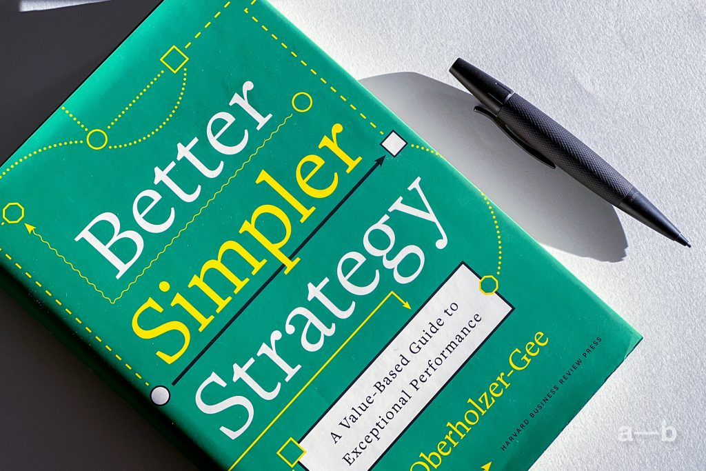 Cover del libro Better Simpler Strategy di Felix Oberholzer-Gee con matita nera
